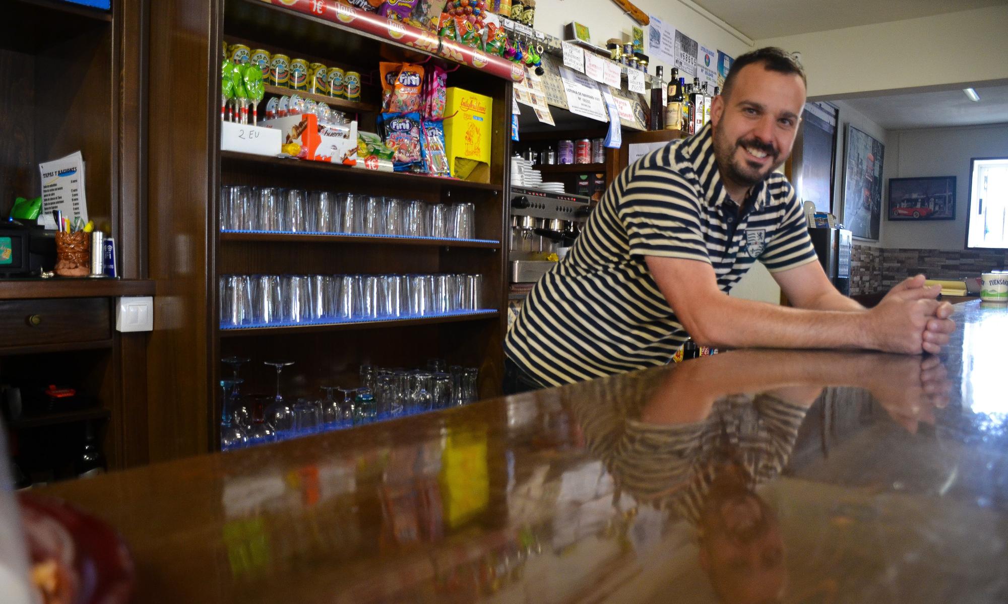 José Ramón López García, tras la barra de su establecimiento en Lamuño.