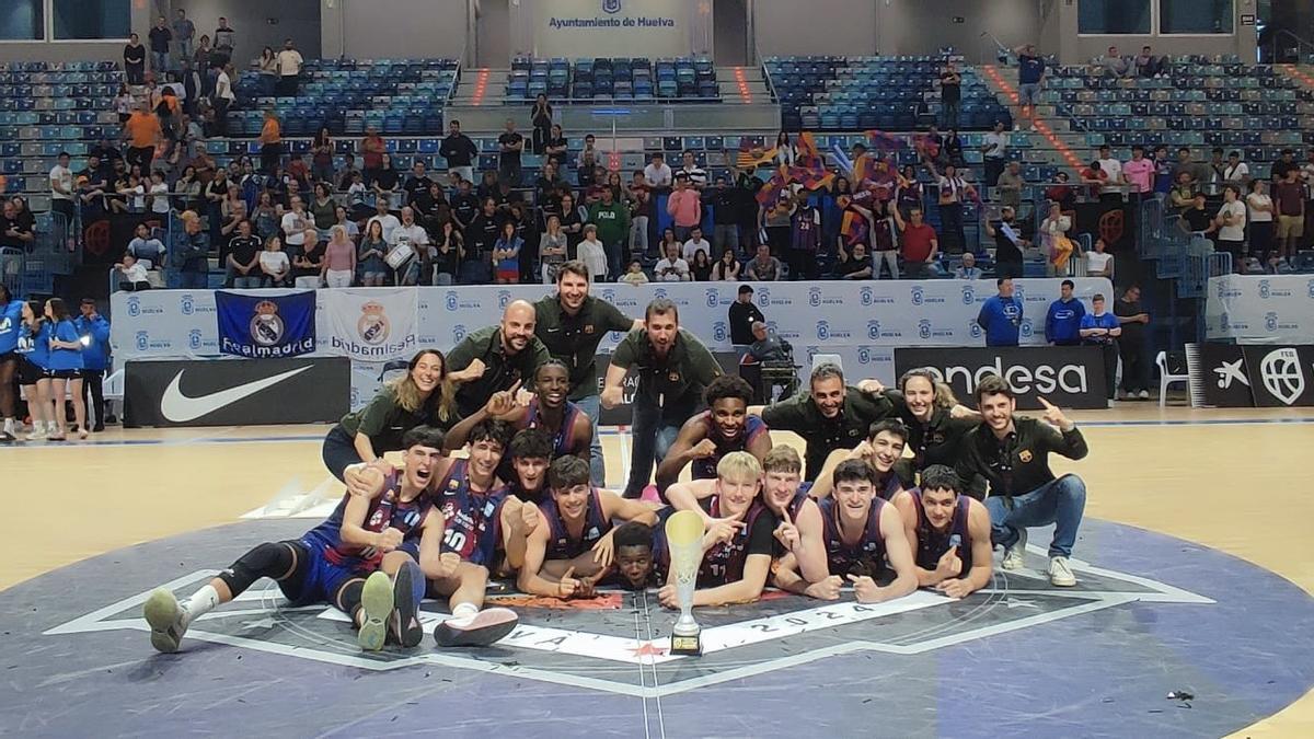 El equipo azulgrana celebra el título conseguido en la final ante el Madrid