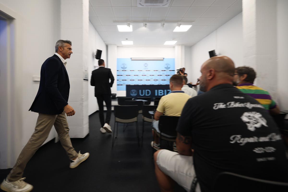 Las imágenes de la presentación del nuevo entrenador de la UD Ibiza
