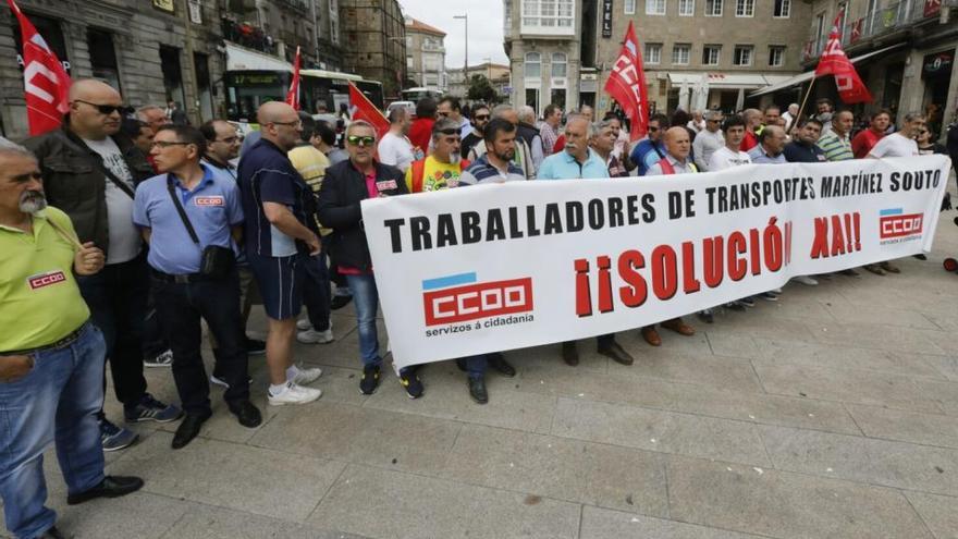 Protesta de trabajadores de Souto, esta mañana. // C. Graña