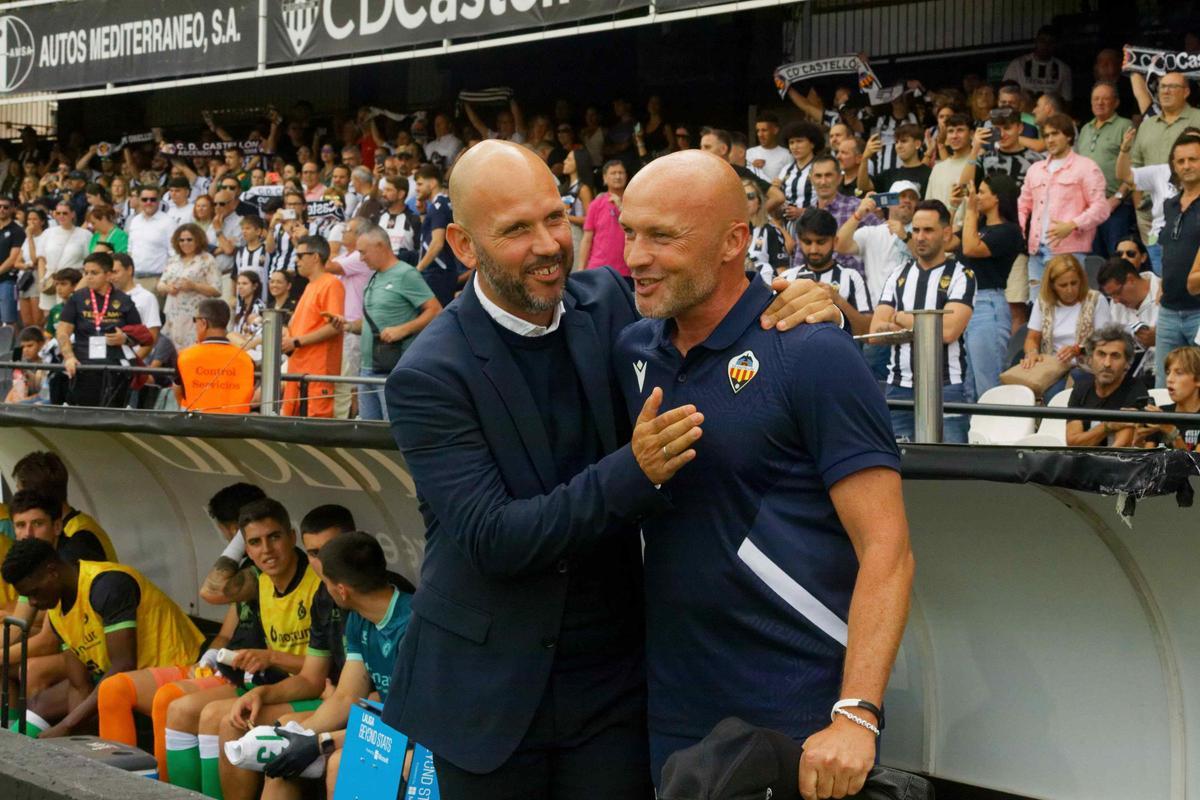 José Alberto y Dick Schreuder se saludan antes del Castellón-Racing de la pasada campaña.
