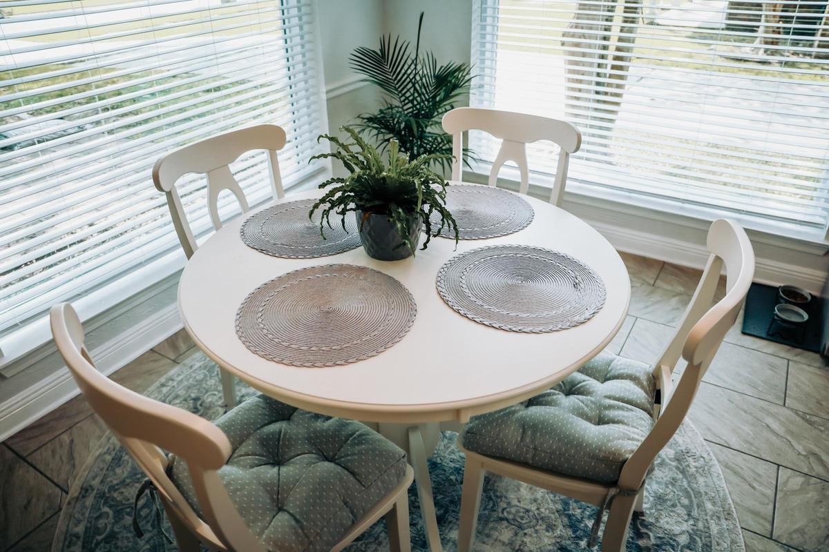 Las mesas redondas permiten acomodar a más comensales.