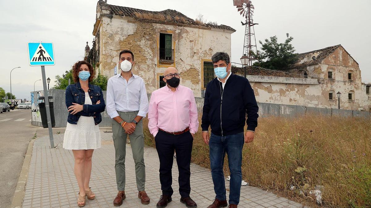 Raquel Casado, Sergio Urbano, Francisco Lucena y Rafael Llamas, ante el edificio de El Parador.