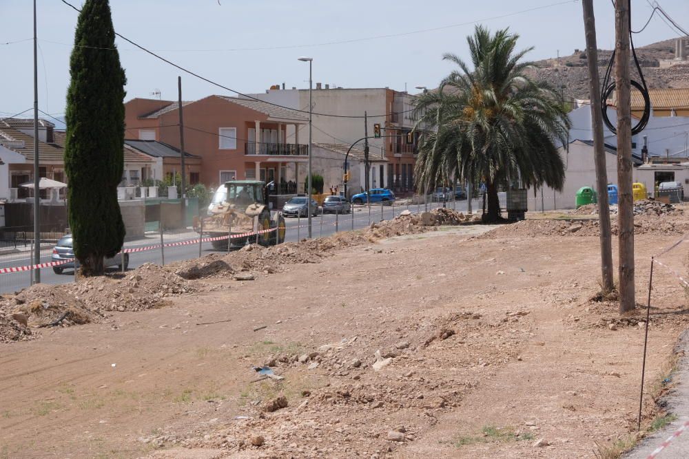 Obras del nuevo parque de Raiguero de Bonanza sobre 2.300 metros cuadrados en Orihuela que han sido reanudadas tras la paralización llevada a cabo por la demarcación de carreteras.