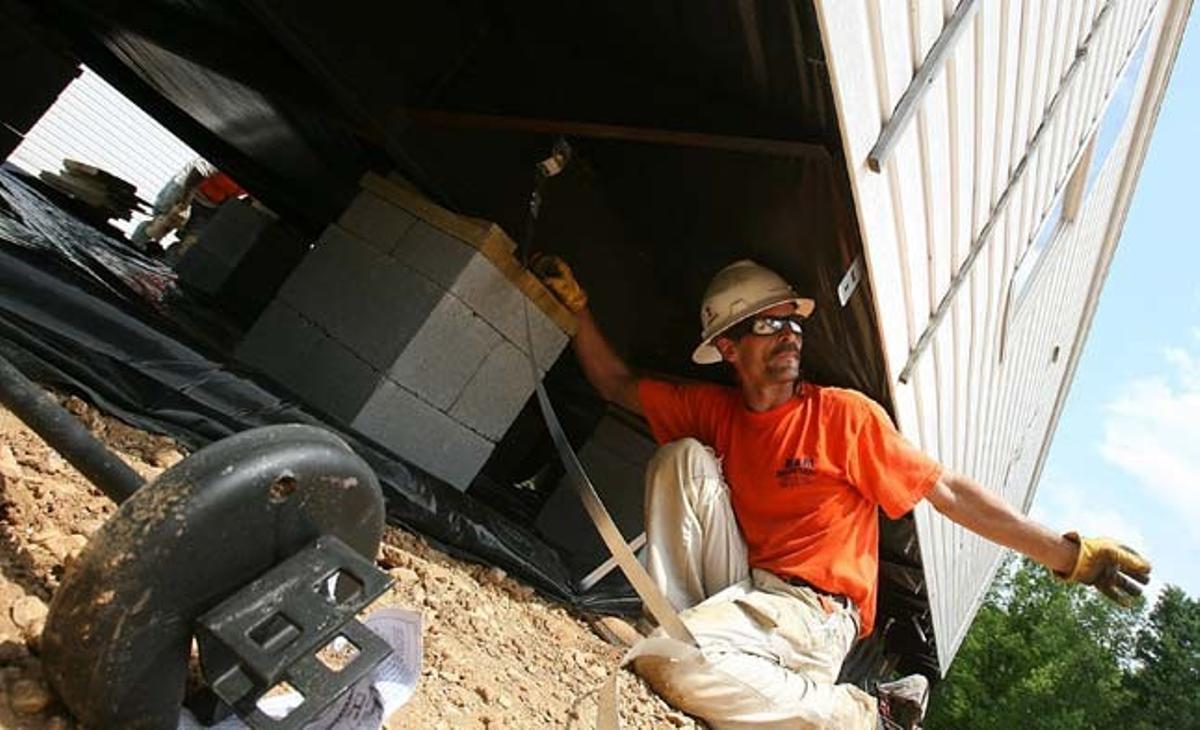 Un operari treballa als baixos d’una casa a prop de Phil Campbell, Alabama (EUA), la localitat rural que va ser arrasada per un tornado el mes passat.