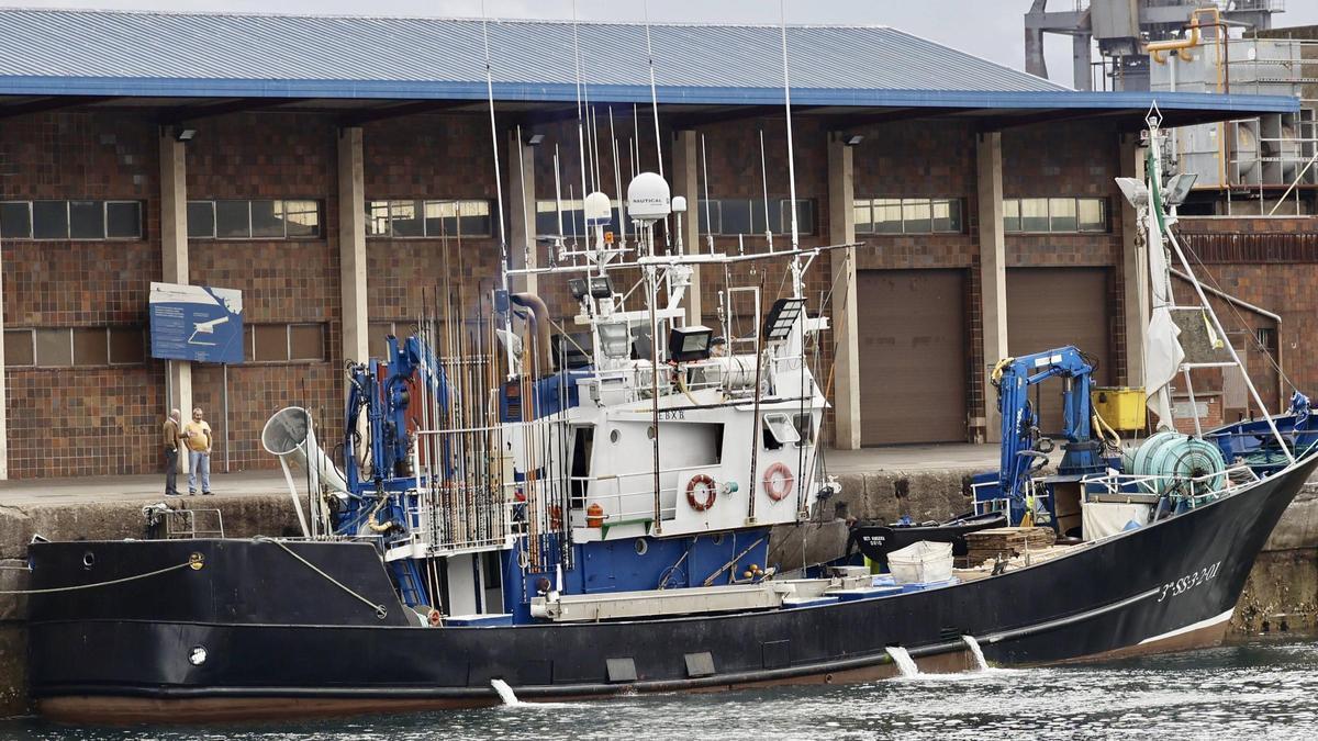El pesquero vasco en el que se produjo el supuesto "motín", atracado en el Muelle de Rendiello, en El Musel.