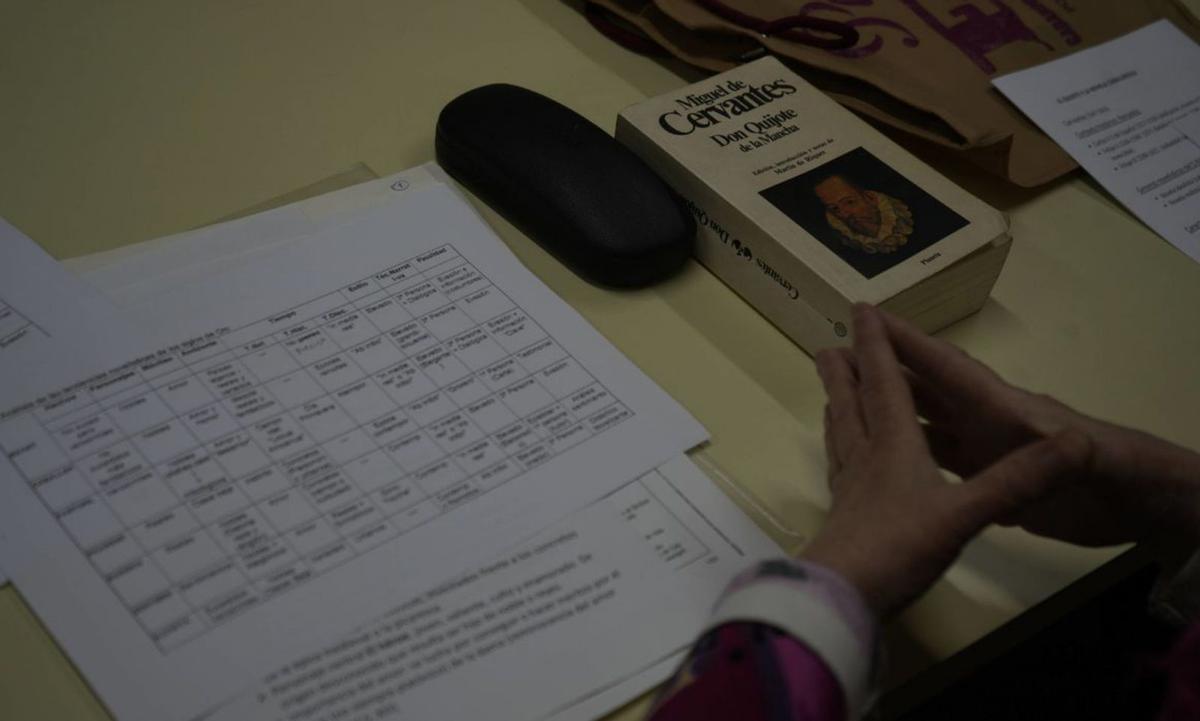 Ficha de trabajo sobre la obra cumbre de Cervantes. A la derecha y en primer plano, Rocío de Juan, auxiliar de la biblioteca de Villaralbo, y Anunciación Palacios, coordinadora de la actividad. | JOSE LUIS FERNÁNDEZ