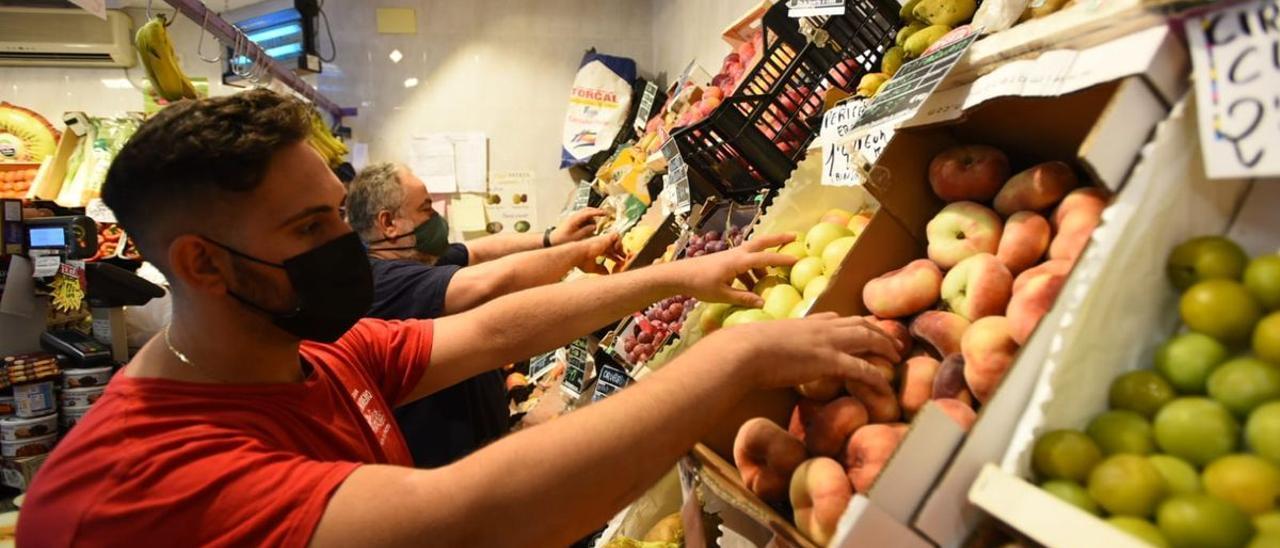 Dos fruteros colocan mercancía en un establecimiento en Córdoba, en una imagen de archivo.