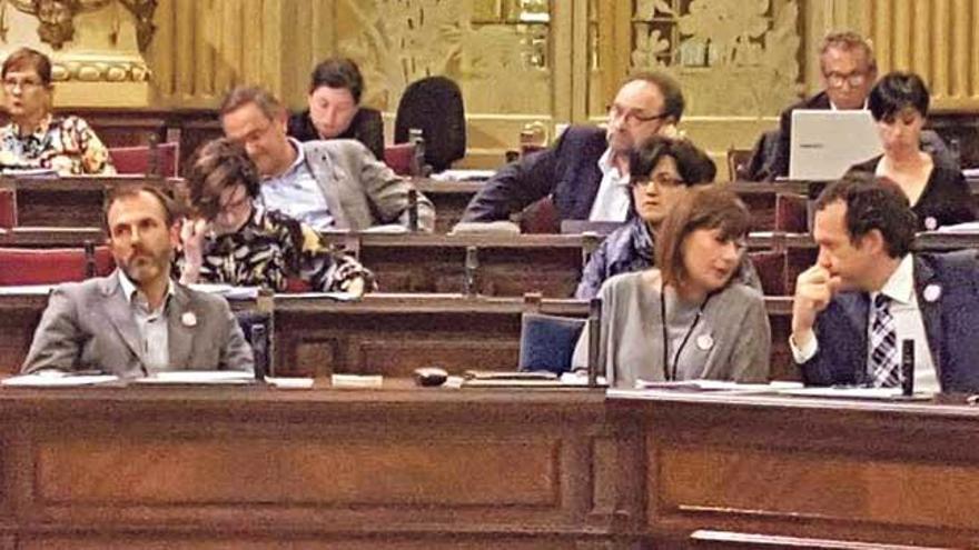 Biel Barceló, sentado el martes en el escaño de la presidenta, que compartía confidencias con Marc Pons.