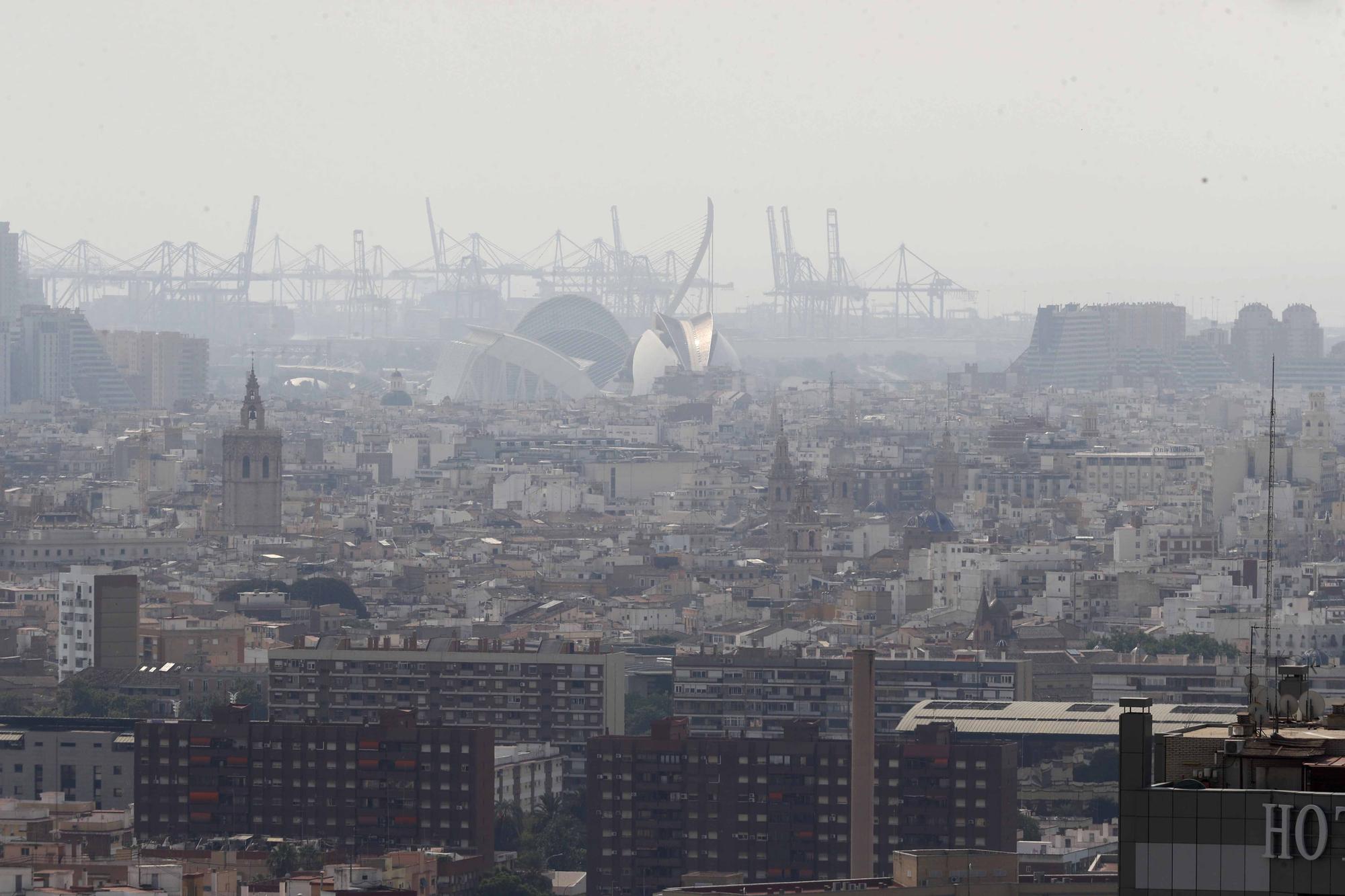 El humo de los incendios de Bejís y Vall d'Ebo ya se ve desde València ciudad
