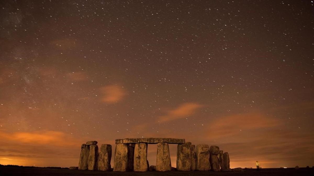 Lluvia de Perseidas sobre el monumento megalítico de Stonehenge, en Gran Bretaña.