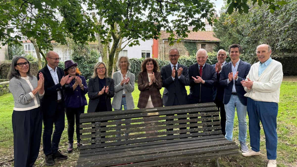 La alcaldesa de Santiago, Goretti Sanmartín, en el centro en el acto de colocación de una placa al matemático José Rodríguez