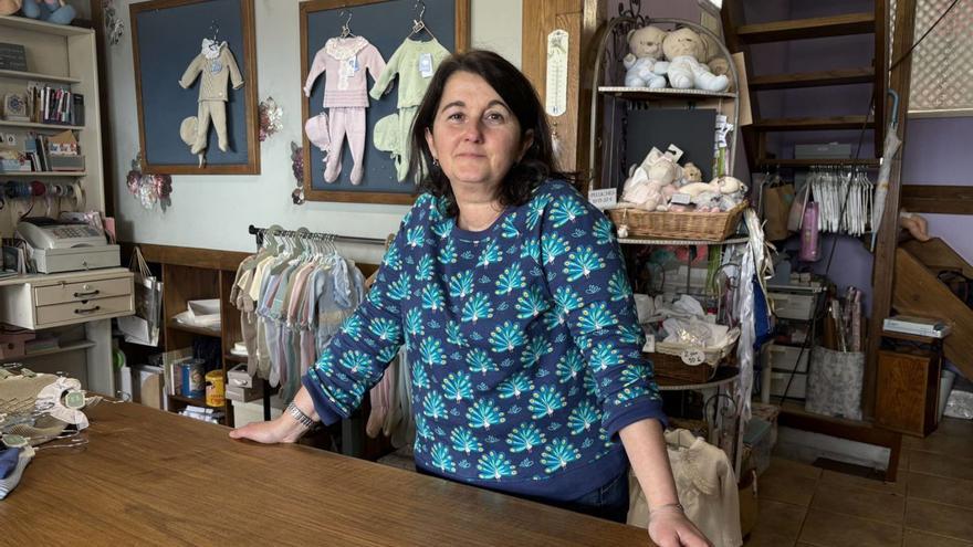 María José Santiago, en su tienda de Tineo. | D. ÁLVAREZ