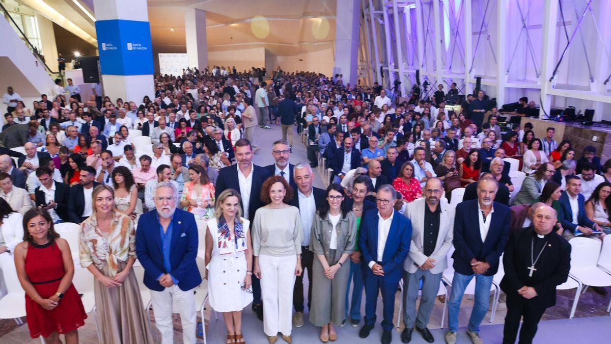 López Campos xunto a parte das autoridades asistentes ao acto