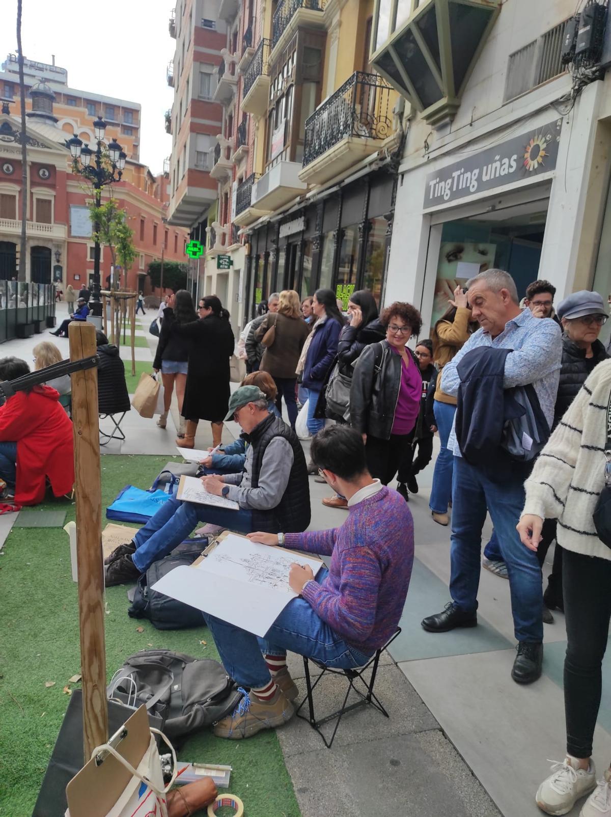 Las transeuntes han podido asistir a la ejecución del arte urbano in situ por las calles de Castelló.