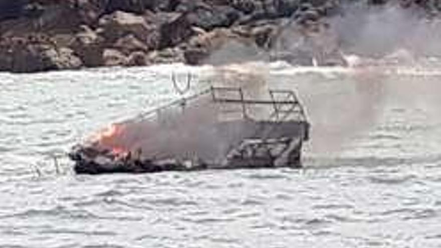 El barco, ardiendo. // Salvamento