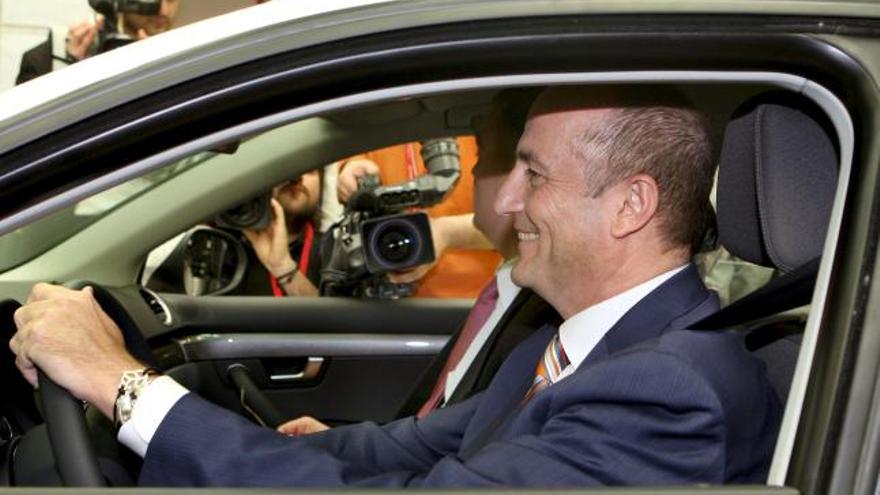 El ministro de Industria, Turismo y Comercio, Miguel Sebastián, durante la visita que realizó ayer a la factoría Seat en Martorell.