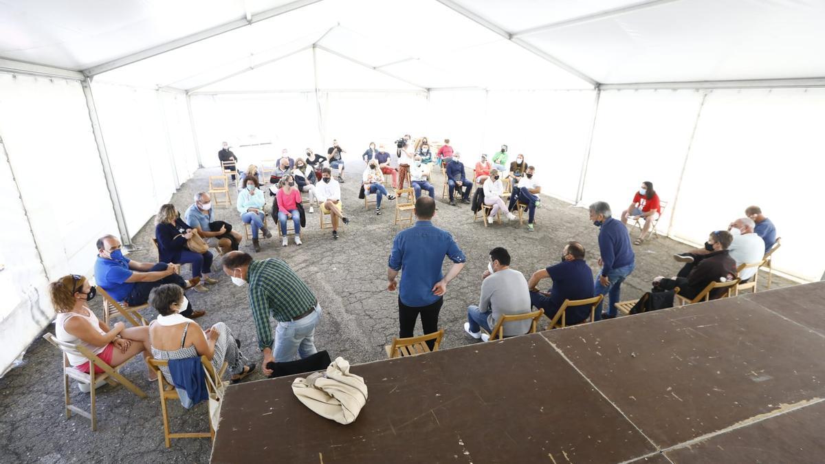 Reunión de afectados tras el anuncio del cierre de Candanchú, este lunes