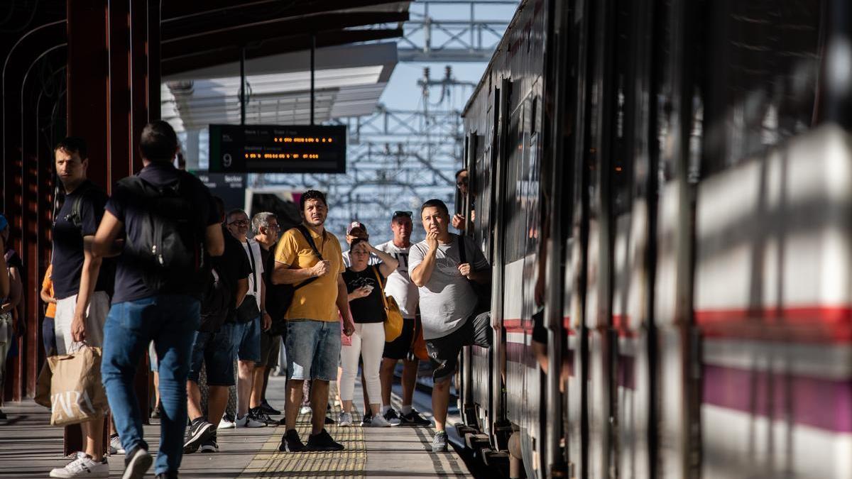 Viajeros en la Estación de Cercanías de Chamartín.