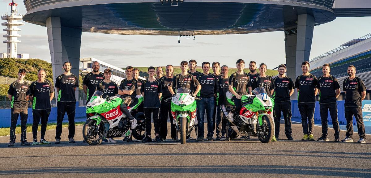 Integrantes del equipo Deza Box 77 de motociclismo.