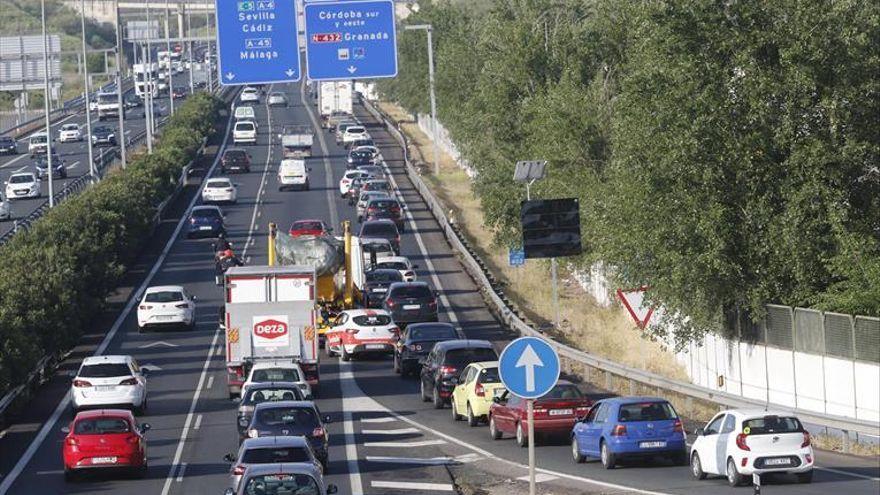 Autovía A-4, que conecta Córdoba con la costa de Cádiz, a su paso por la capital califal.