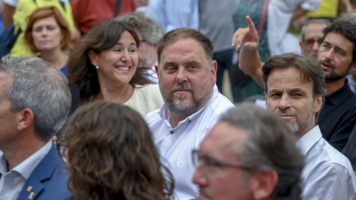 Oriol Junqueras y Laura Borràs, juntos a otros políticos catalanes, en un acto organizado por Ómnium.