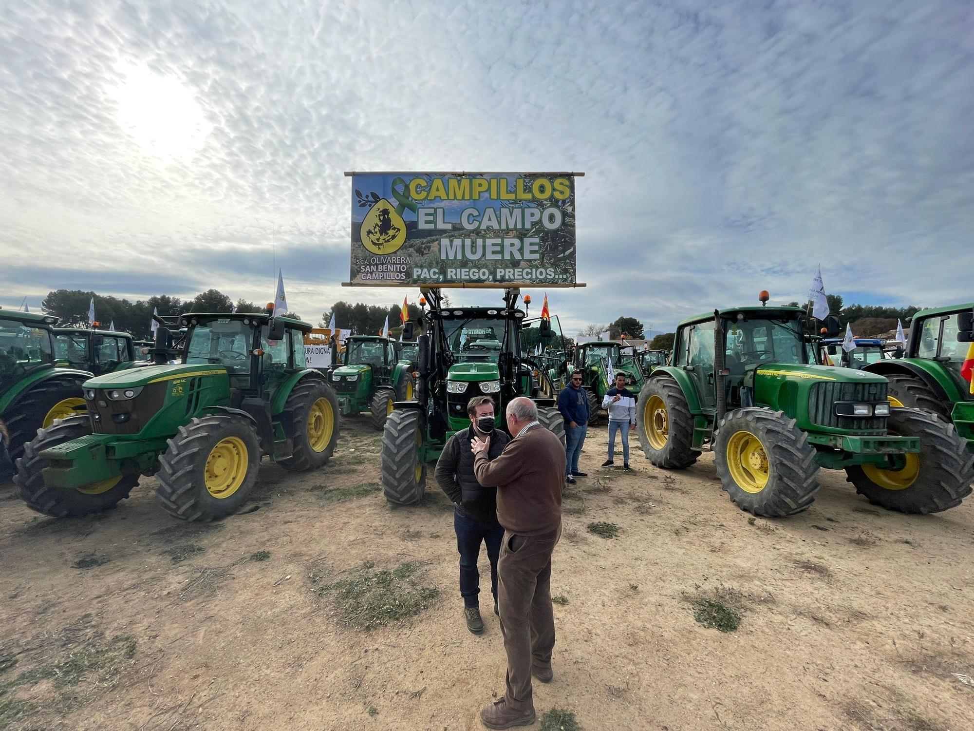 Agricultores se manifiestan con sus tractores en Antequera contra los bajos precios