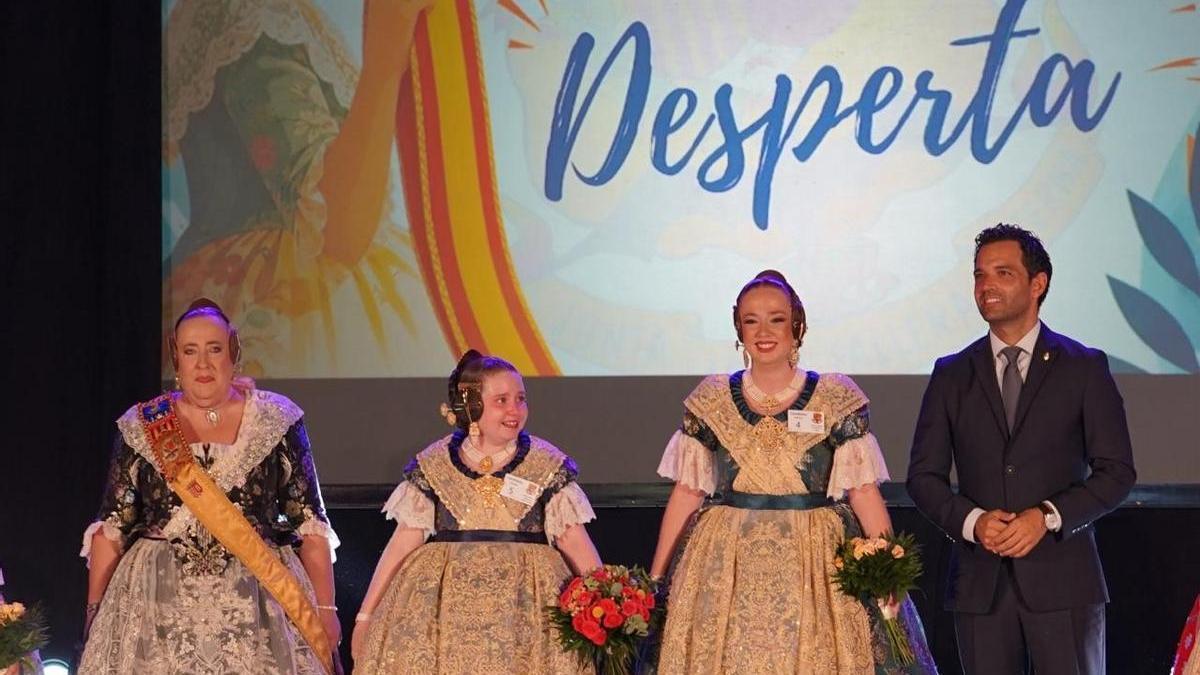 Sagredo junto a las nuevas Falleras Mayores de Paterna. Marta Morera y Michelle Álvarez.
