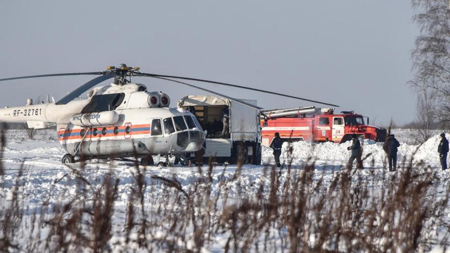 Grupos de rescate junto a los restos del Antonov.