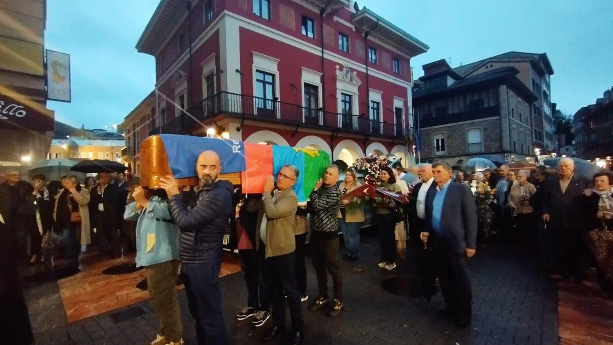 Emotivo adiós al edil langreano Francisco Torre