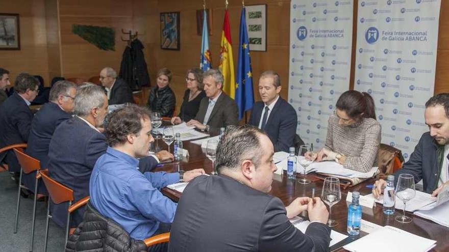 Alfonso Rueda presidió la reunión del patronato, celebrada ayer por la tarde en las dependencias feriales. // Bernabé/Ana Agra