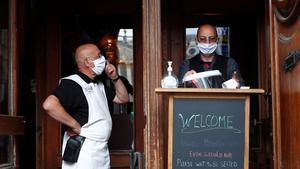 Camareros con mascarilla en un restaurante en Bruselas.