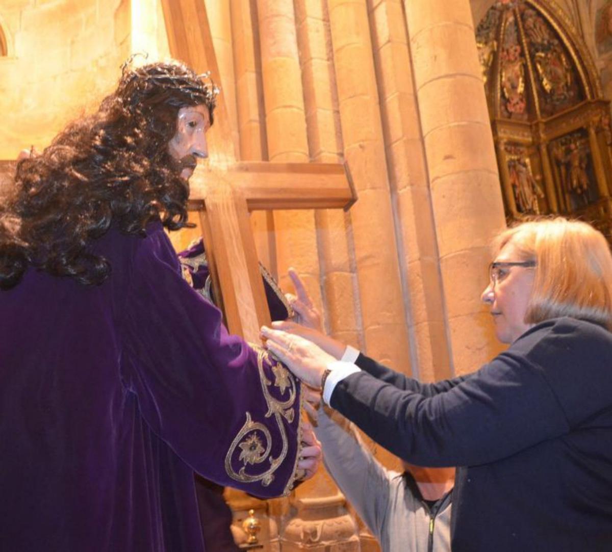 El Nazareno y la Virgen esperan en sus andas