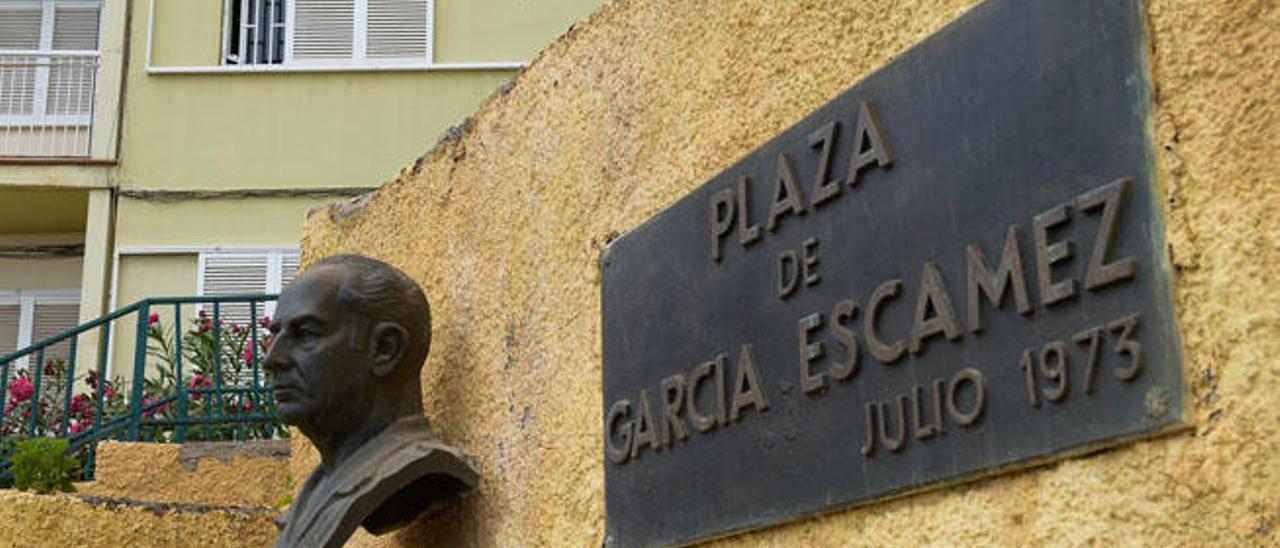 Busto y plaza de García Escámez en San Antonio.
