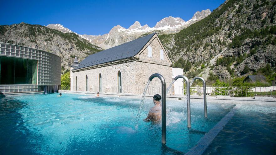 El Balneario de Panticosa destaca por sus aguas termales en medio de un entorno natural.