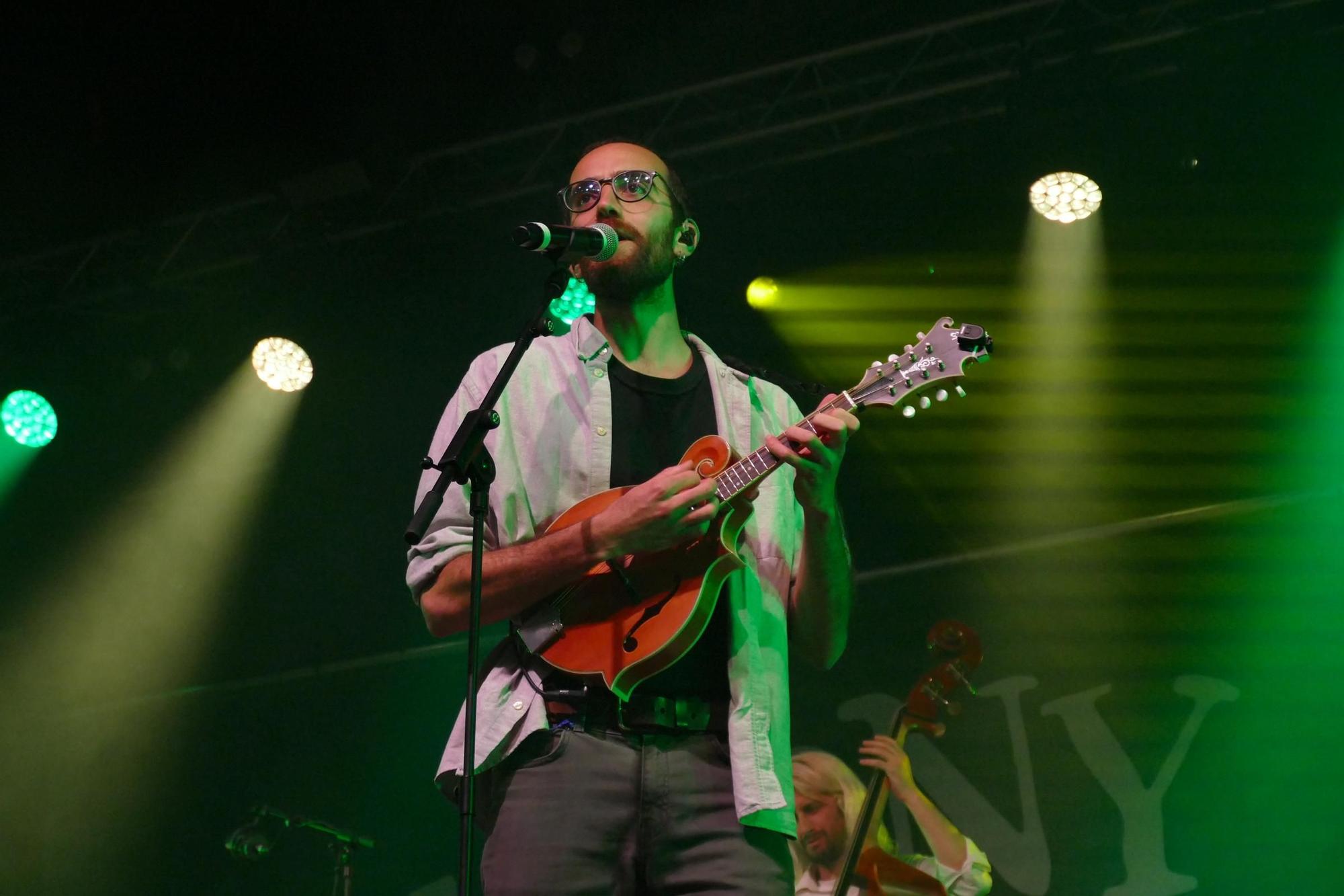 El Pony Pisador i Banda Neón assalten l'escenari del Rampell