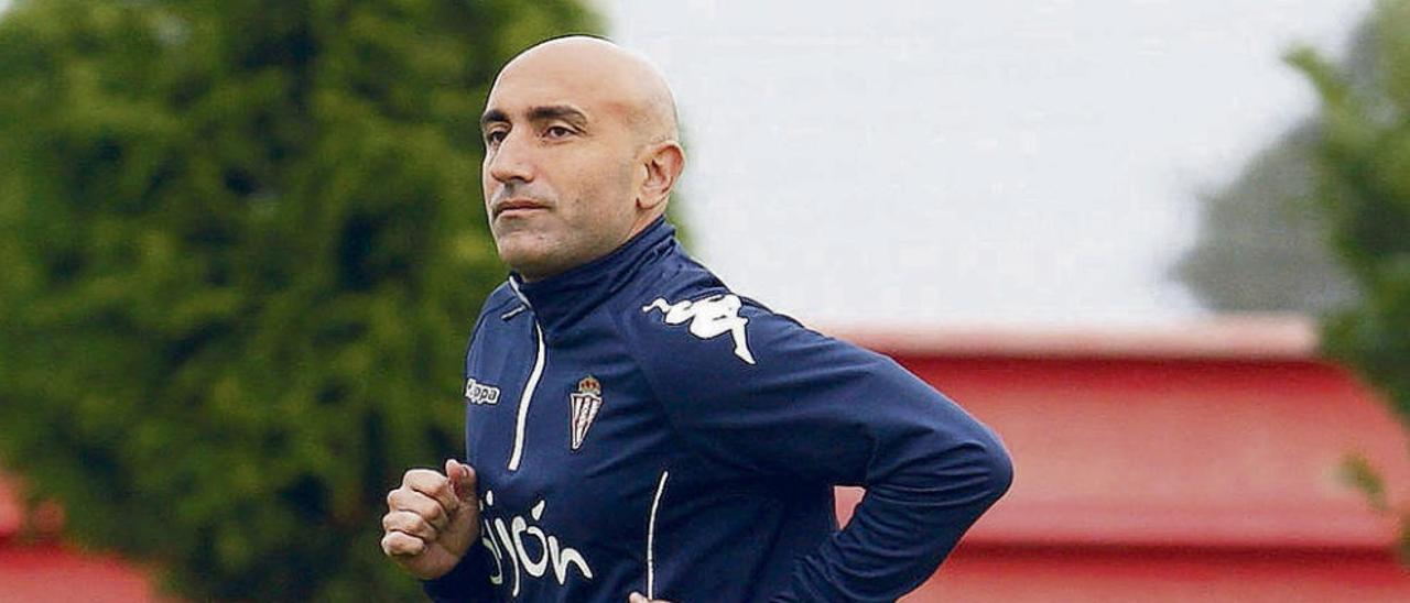 Abelardo corre en el entrenamiento de ayer.