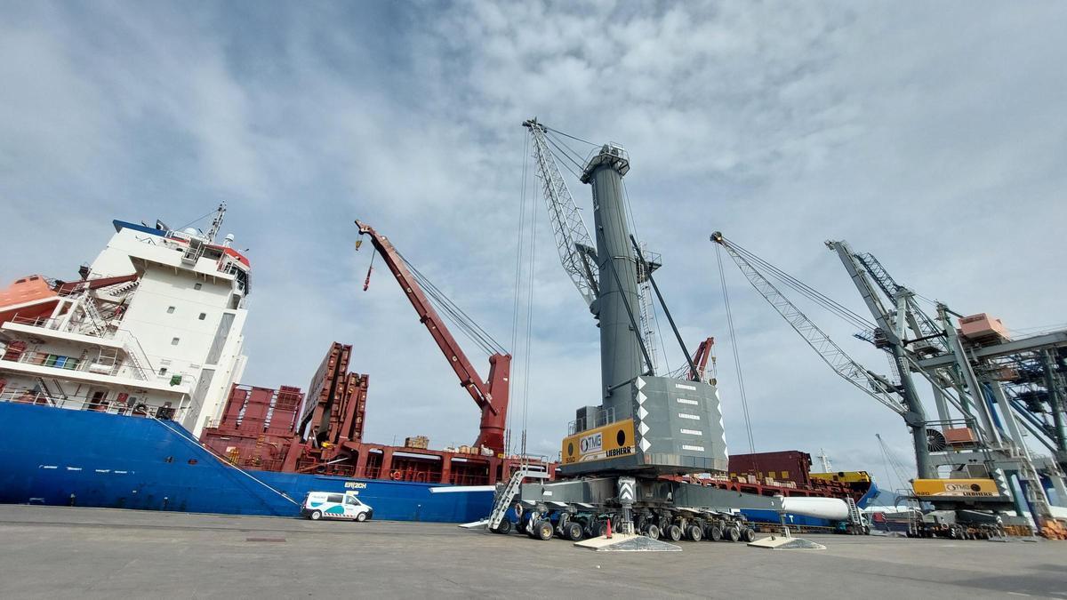 Actividad de mercancías en el puerto de Castellón.