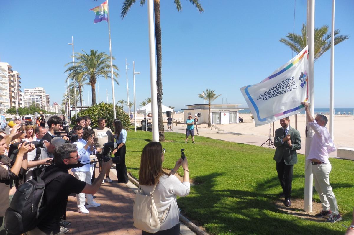 Izada de una de las banderas por parte del alcalde.
