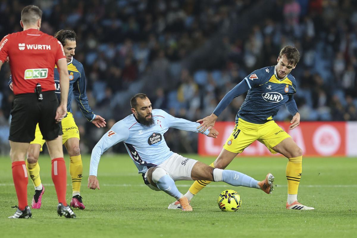Borja Iglesias y Urko pelean por un balón este domingo en Vigo.