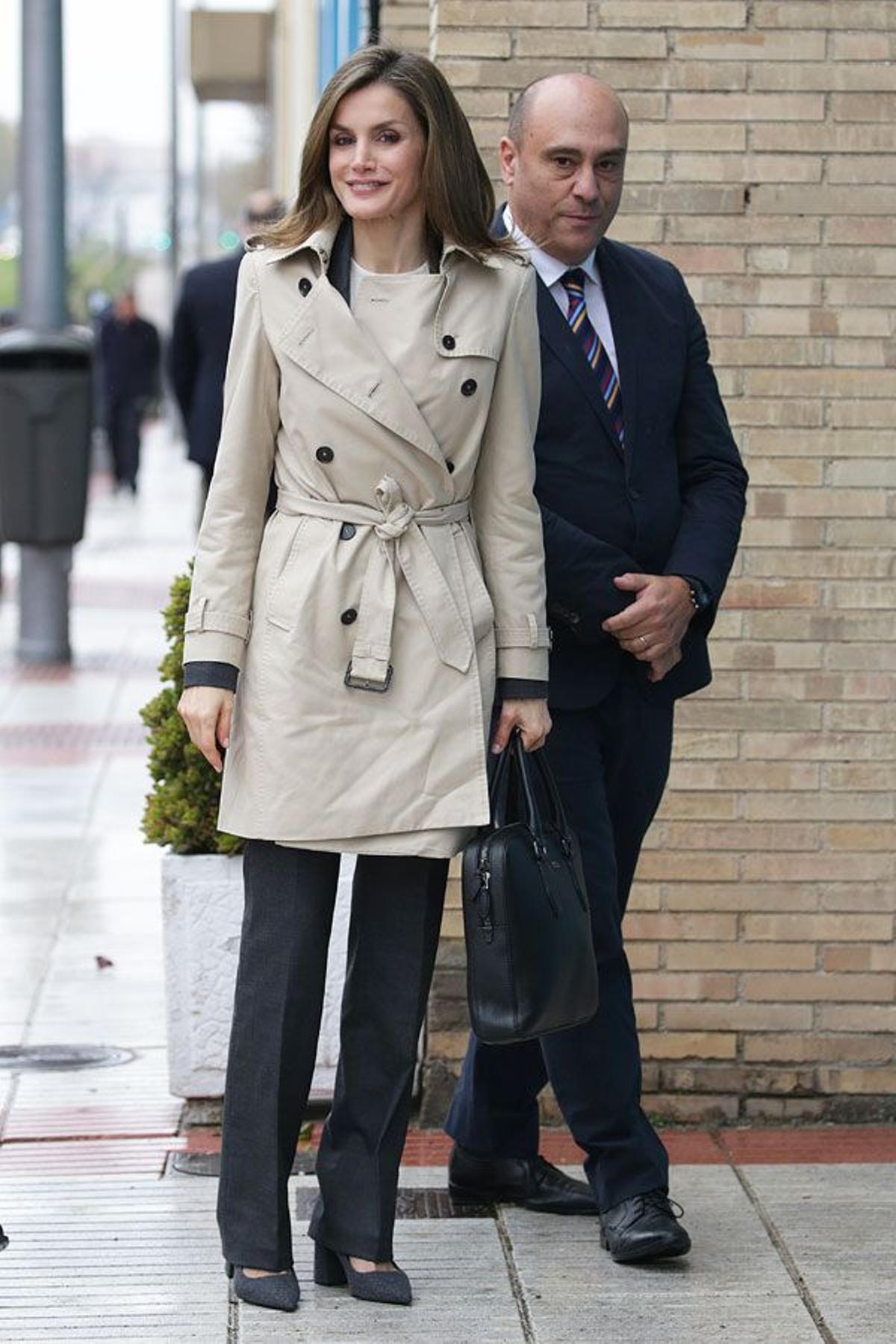 Letizia Ortiz en la Sede de UNICEF con trench beige y traje gris