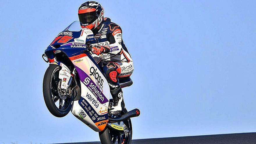 Albert Arenas aixecant la roda de la seva moto al circuit de Portimao.