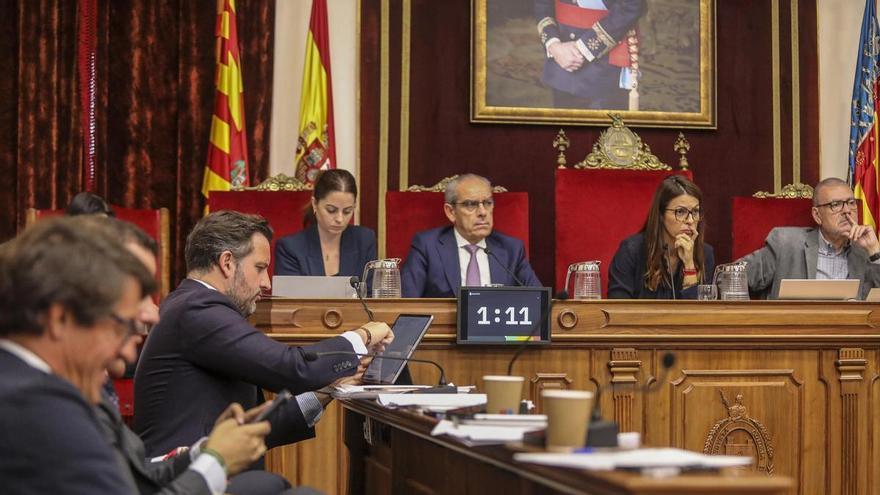 Bronca con golpe en la mesa por la liquidación del presupuesto en Elche