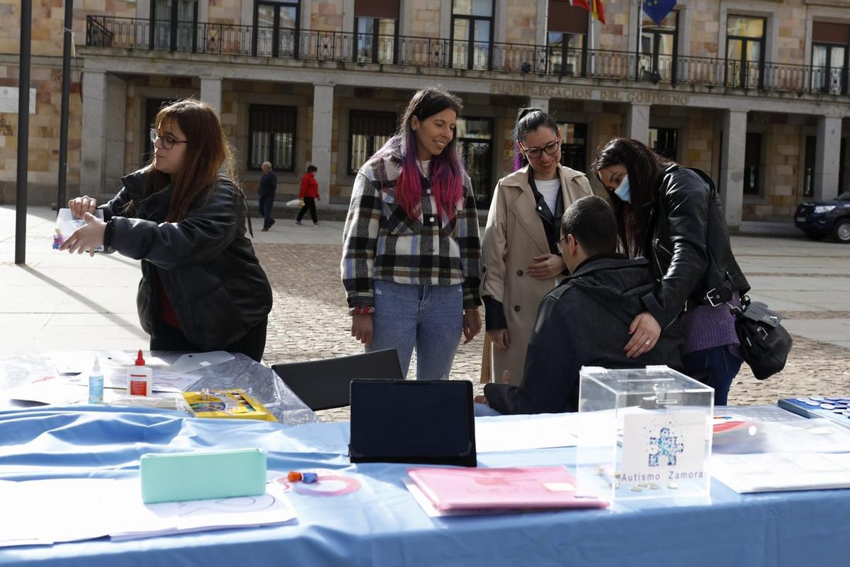 Mesa informativa sobre autismo.