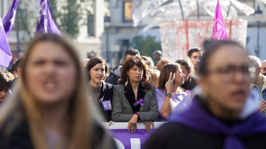 Miles de personas protestan en Madrid contra la violencia machista.