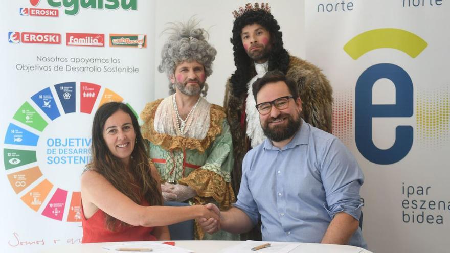 Firma del convenio de Vegalsa-Eroski como patrocinadora del Camiño Escena Norte, este martes.   | // LOC