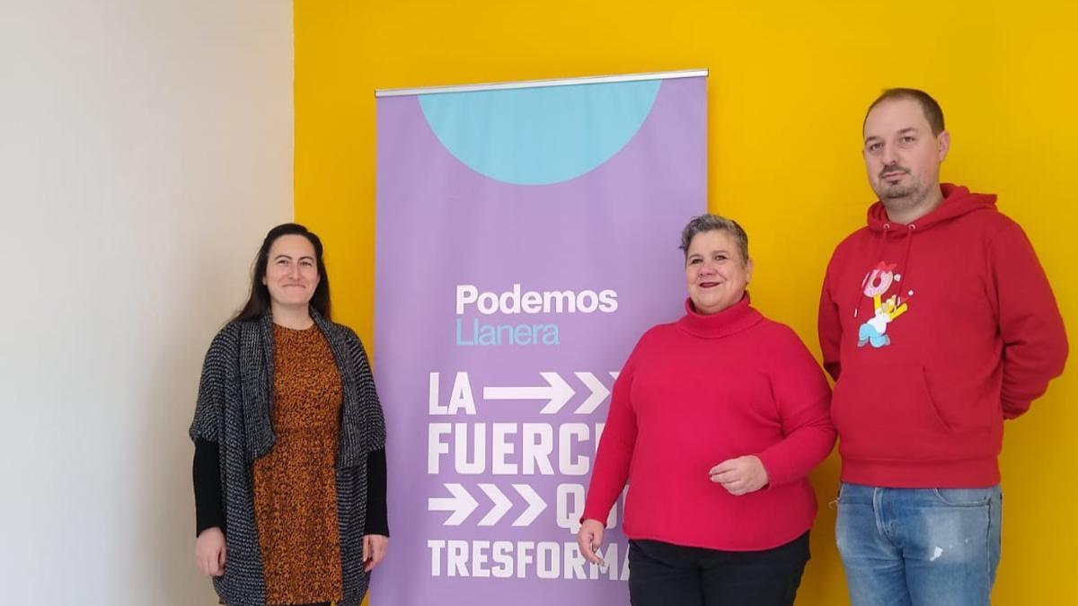 Ana Belén Díez Solano, Isabel Fernández y Miguel Álvarez, en la asamblea abierta de Podemos Llanera.