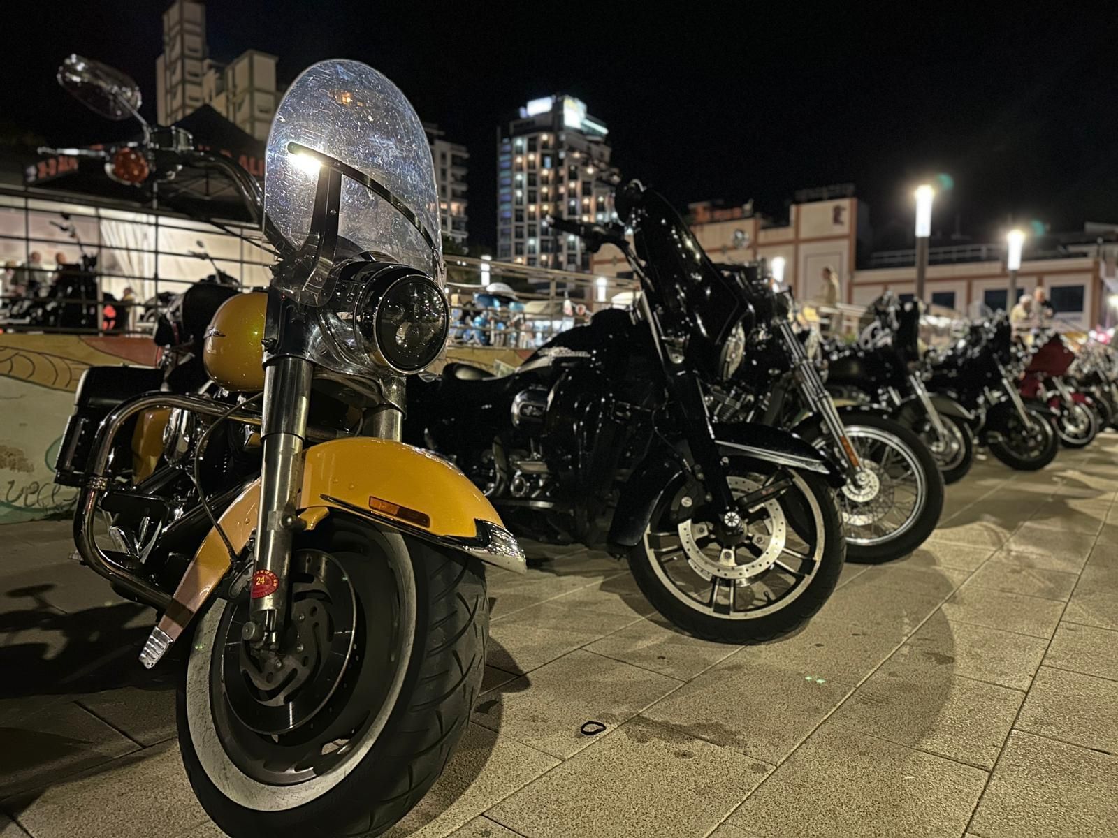 Ambientazo en el arranque de la concentración de Harleys de El Campello