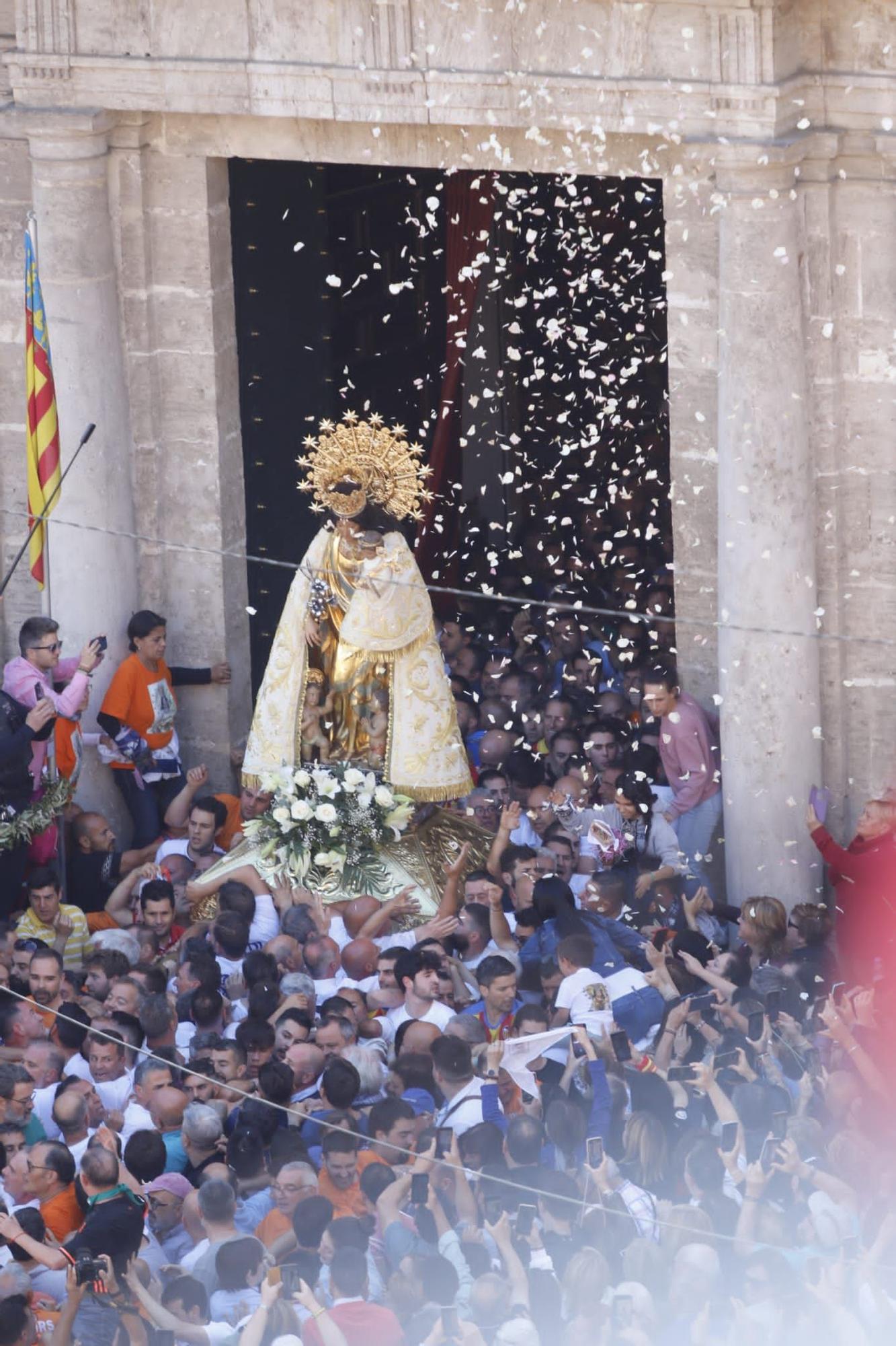 Muchos valencianistas acompañan a la Virgen de los Desamparados en su Traslado