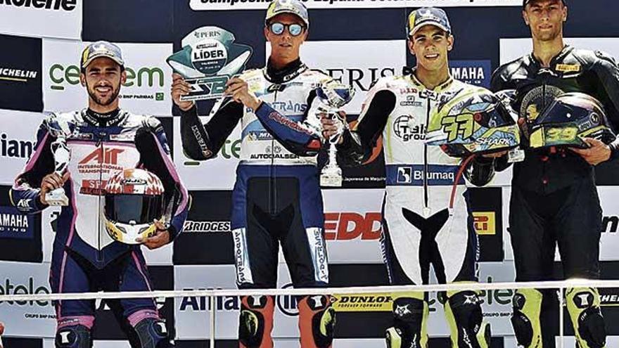 Miquel Pons en el podio del Circuit Ricardo Tormo tras terminar como campeÃ³n de EspaÃ±a.